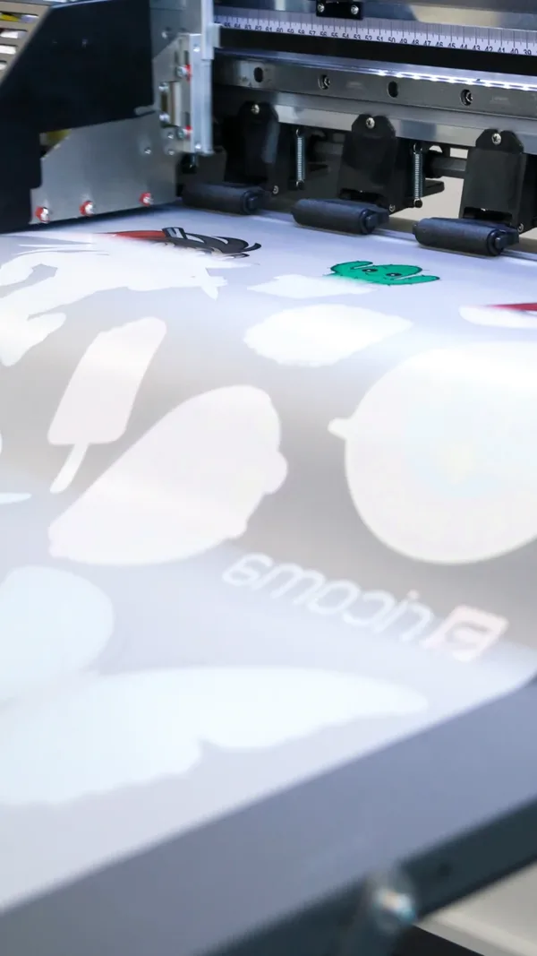 Plotter de découpe utilisé pour l'impression textile chez OCT-PRO
