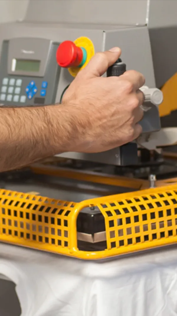 Presse à chaud utilisée pour le flocage et le flex chez OCT-PRO